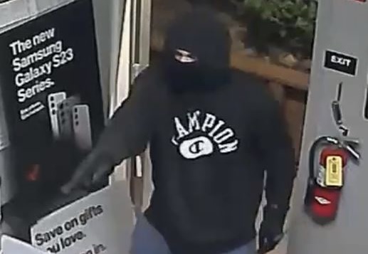 Folsom Police investigating armed cell store robbery, assault 