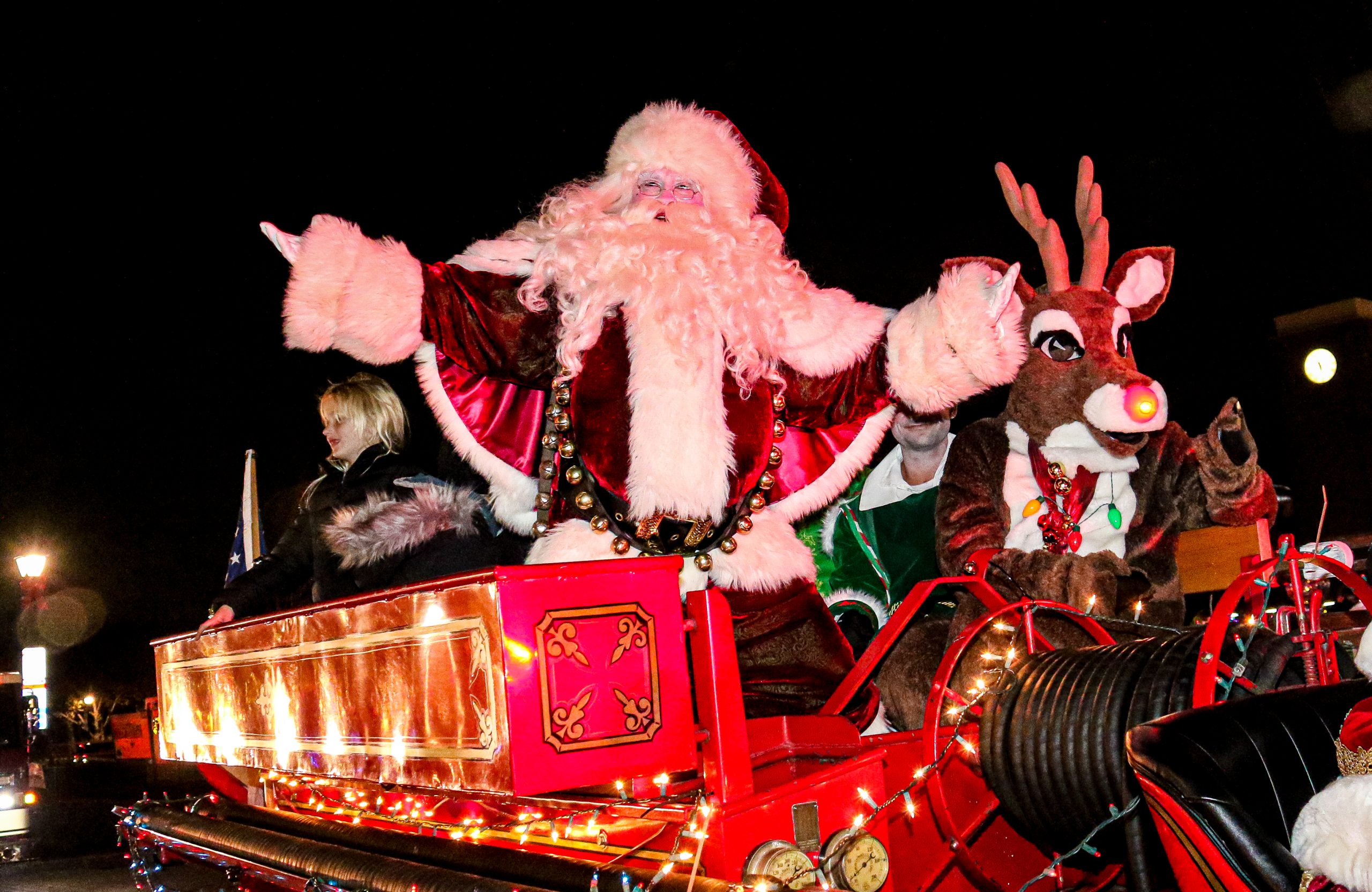 Santa makes grand arrival at Historic Folsom tree lighting