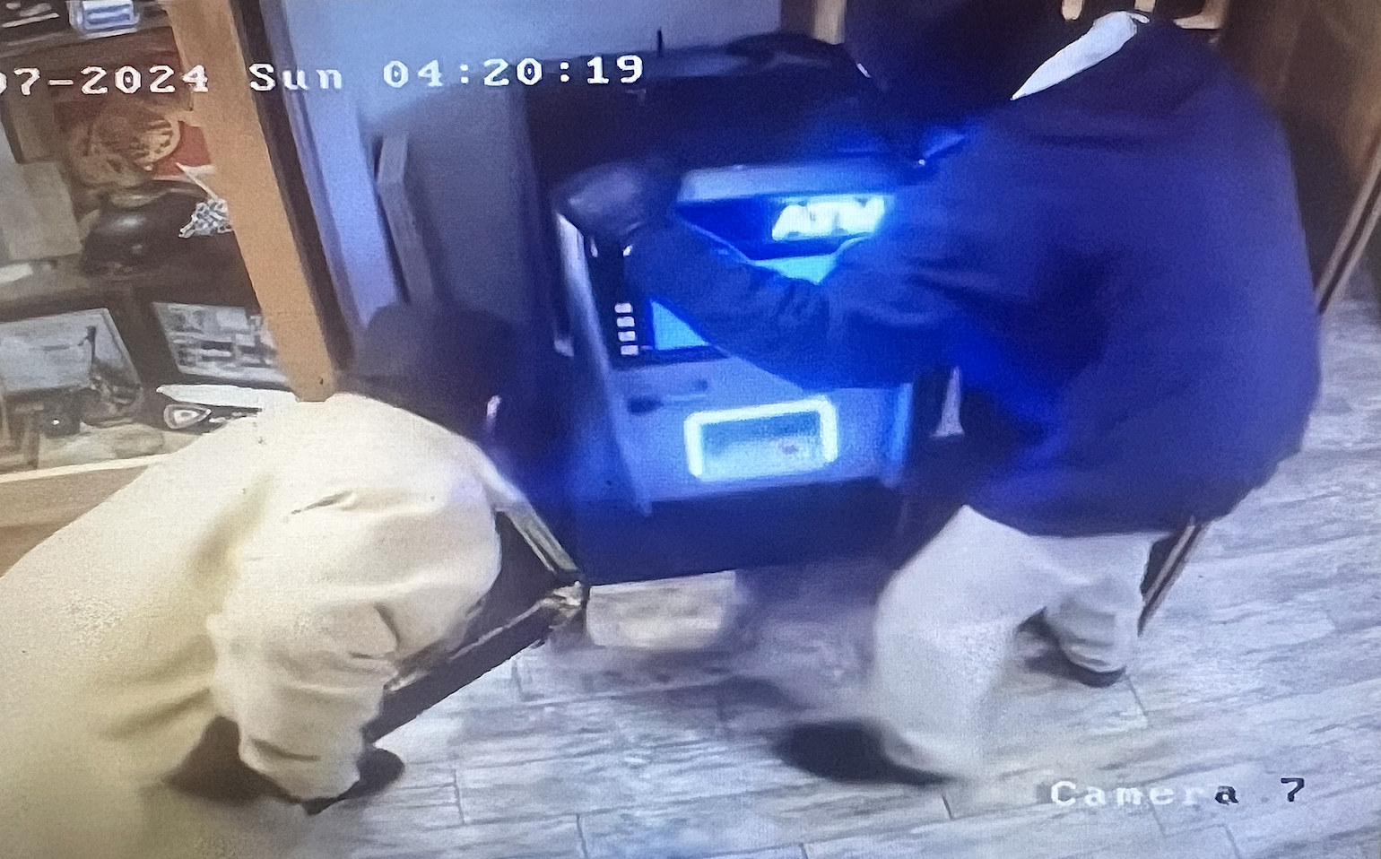 VIDEO: Thieves heist ATM machine from Folsom Veterans Hall