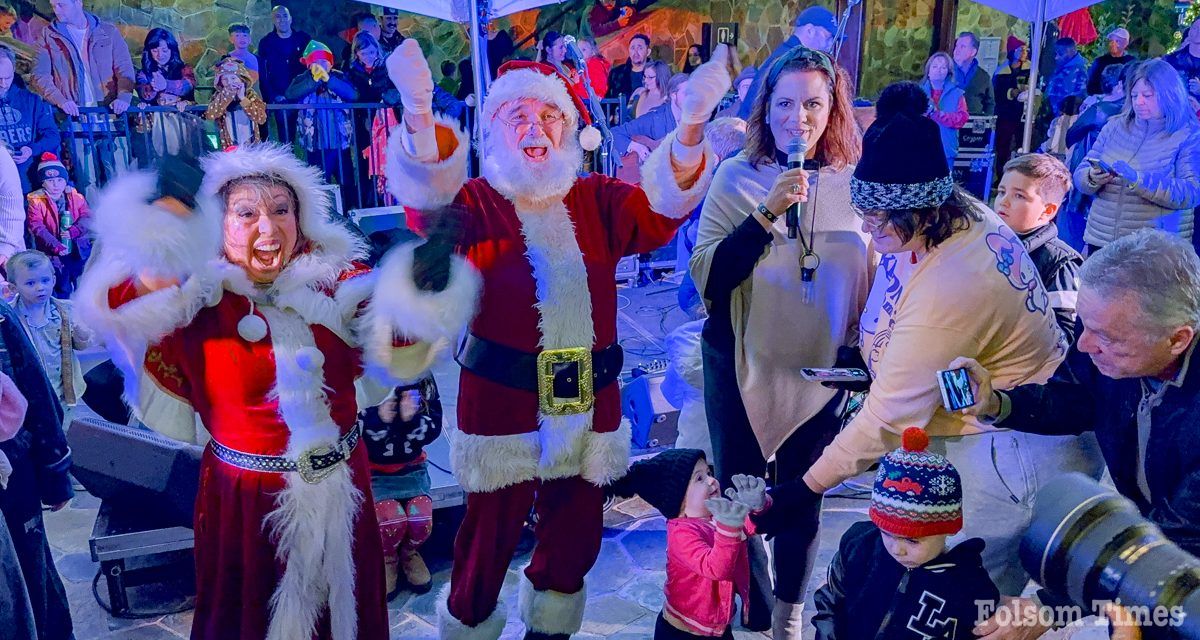 Santa brings holiday spirit to El Dorado Hills Town Center crowd