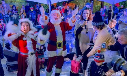 Santa brings holiday spirit to El Dorado Hills Town Center crowd