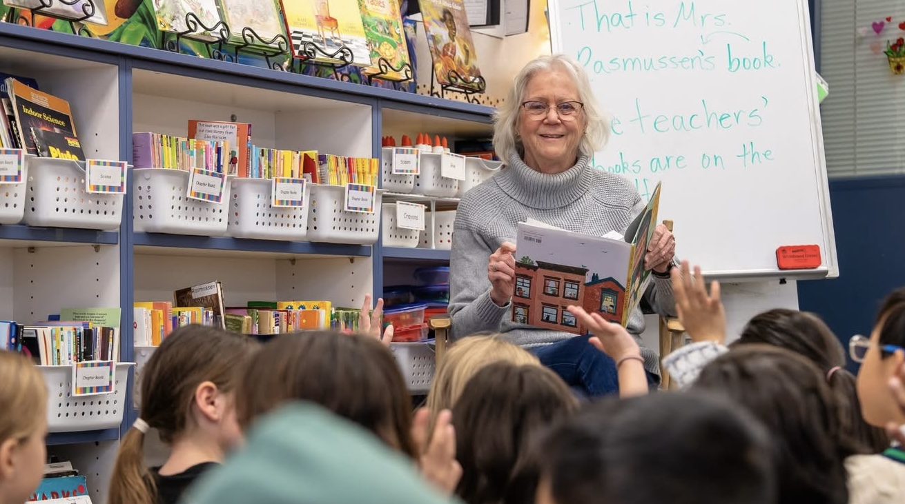 Folsom City officials,leaders step out to read with students