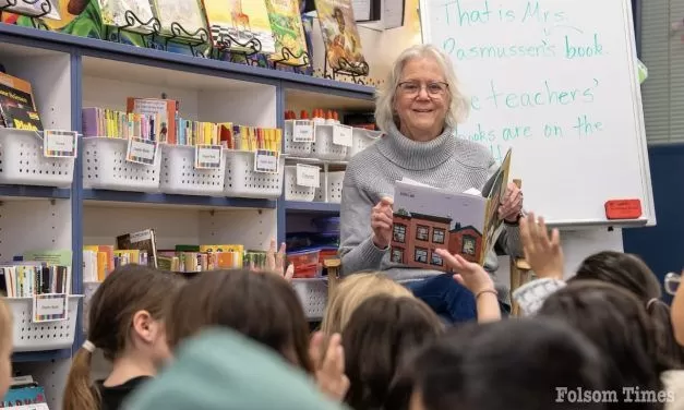 Folsom City officials,leaders step out to read with students